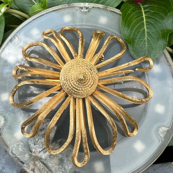 Vintage Large Unsigned Coro Brushed Gold-Tone Flower Daisy Open Work Brooch - Picture 10 of 17